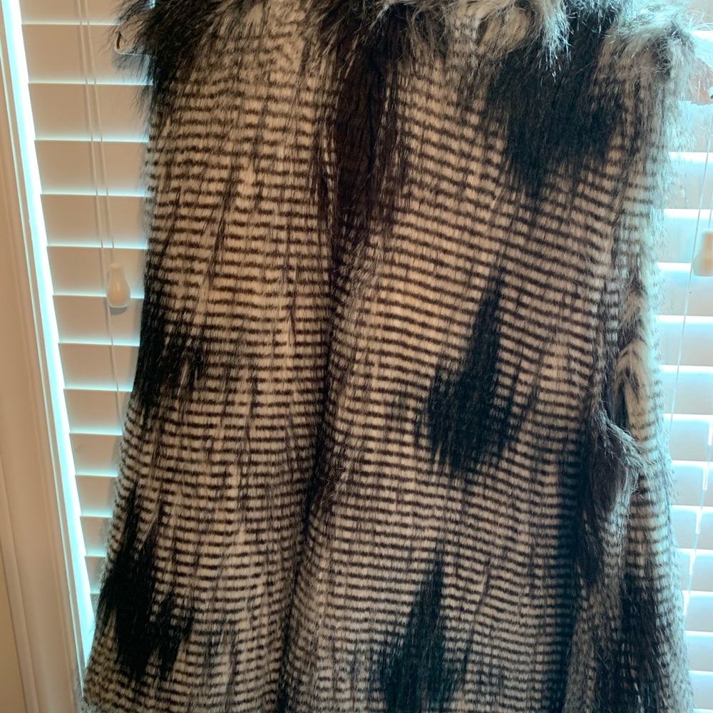 Fun and Trendy faux fur striped vest - Picture 4 of 4